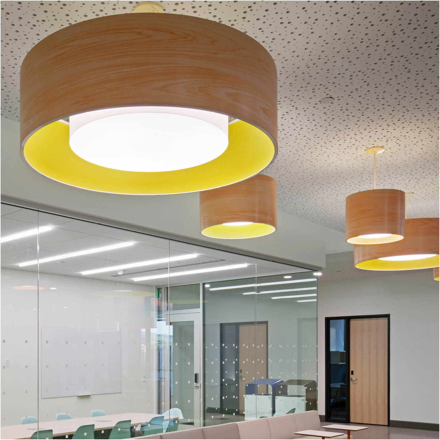 Lumetta’s Acoustic Collection consists of drums, tapers, and linear shapes that pair illumination and design with sound dampening attributes. Noise levels and vibration are controlled while the synergy between the striking handcrafted luminaires and the superior acoustic features is greatly enhanced.